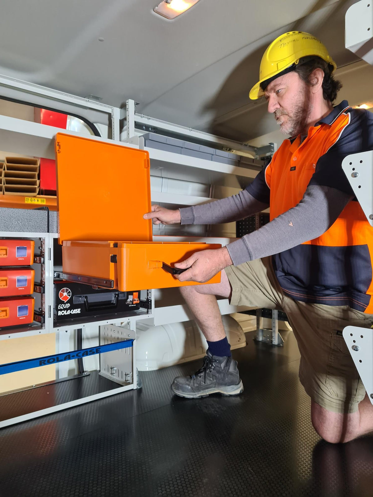 8-SERIES VAN SHELVING  L: 890MM